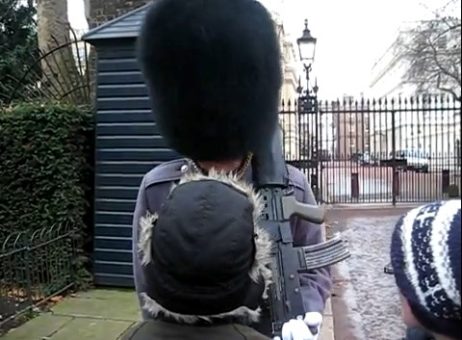 guardia inglaterra grita a niño