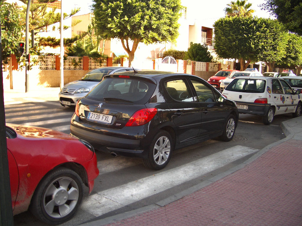 coche paso de peatones